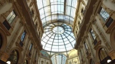 MILAN, İtalya - 28 Eylül 2016: Kubbeli Vittorio Emanuele II Galerisi POV görünümü. 1865 ve 1877 yılları arasında Giuseppe Mengoni tarafından tasarlanıp inşa edilen dünyanın en eski alışveriş merkezlerinden biri..