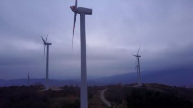 Sabahları koyu mavi gökyüzüne karşı dönen yel değirmenleri