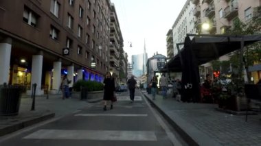 MILAN, İtalya - CIRCA EPTEMBER, 2016: Milano 'daki Corso Garibaldi' de Yürüyüş.