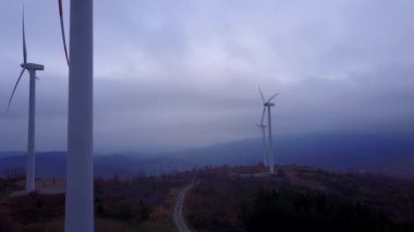 Sabahları koyu mavi gökyüzüne karşı dönen yel değirmenleri