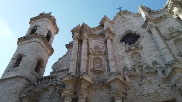 古巴哈瓦那大教堂 在美丽的一天与清澈的蓝天 — 图库视频影像