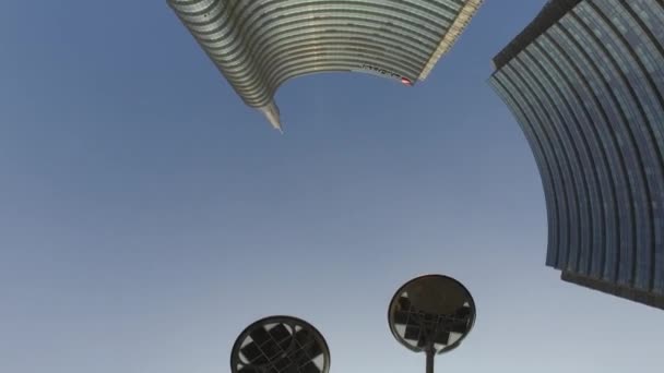 Milan Italien September 2016 Solträdsljus Artemide Med Unicredit Skyskrapa Bakgrunden — Stockvideo