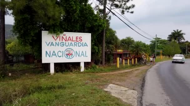 Vinales Cuba March 2019 Vinales Sign Street American Classic Car — стоковое видео