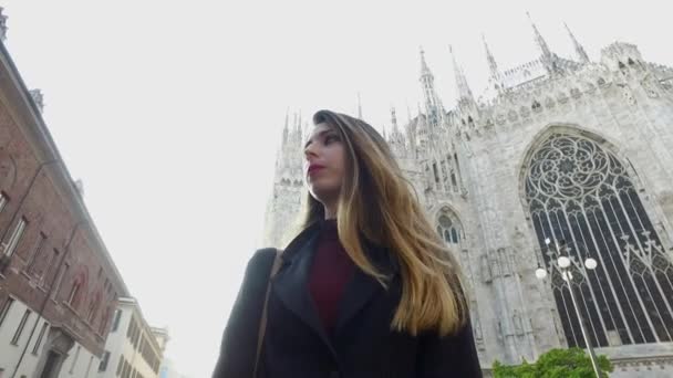 Fiatal nő portré séta a szabadban Milánóban. Életmód fogalmi — Stock videók