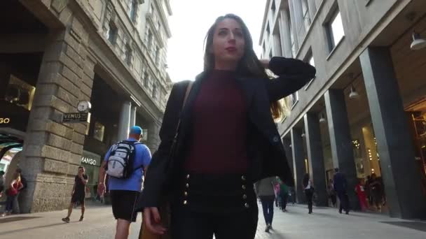 Retrato jovem mulher andando ao ar livre em Milão. Estilo de vida concep — Vídeo de Stock