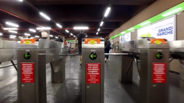 Londres Junio 2018 Hombre Entrando Estación Metro Con Tarjeta Oyster — Vídeos de Stock