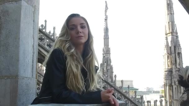 Fiatal tinédzser lány mosolygó portré állt a tetőn a — Stock videók