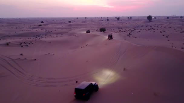 Aerial Landschappelijk Uitzicht Terreinvoertuigen Woestijn Bij Schemering Dubai — Stockvideo