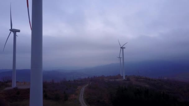 Rotierende Windmühlen Morgen Vor Dunkelblauem Himmel — Stockvideo