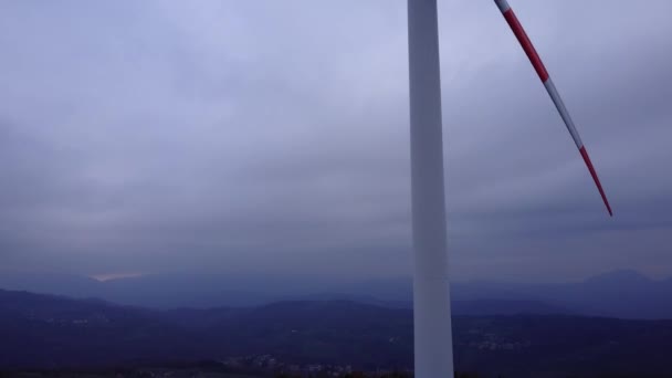 早晨在深蓝色的天空上旋转风车 — 图库视频影像