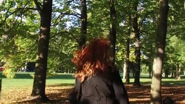 Jeune Femme Marchant Extérieur Dans Parc Ensoleillé — Video