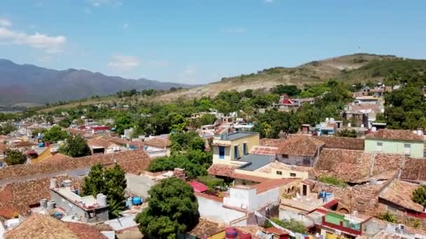 TRINIDAD, CUBA - MARS 2019 : Vue panoramique de la rue au crépuscule de la s — Video