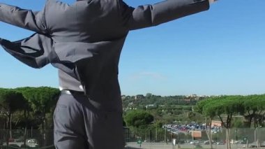 Bir adamın ellerini kaldırdığı arka görüntüler.