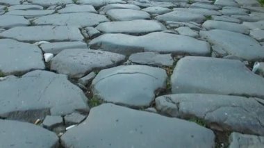 Roma 'da, Colosseum' a yakın antik taş kaldırımda. Yavaş çekim.
