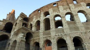 Roma İmparatorluğu 'nun simgesel bir sembolü olan Colosseum' un panoramik görüntüsü. 2007 yılında Dünya 'nın yeni 7 harikası arasında yer aldı..