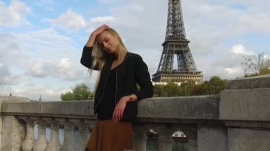 Sonbaharda arka planda Eyfel kulesi olan güzel bir kadın portresi. Paris, Fransa.