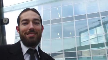 Savunma Bölgesi'nde kendine güvenen genç işadamı portresi. Paris, Fransa. 