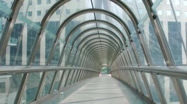 PARIS, FRANCE - CIRCA NOVEMBER 2016: POV Paris 'in önemli bir ticaret bölgesi olan La Defense Qutier' deki yaya köprüsünde yürüyor. La Defense her yıl 8.4 milyon ziyaretçiyi ağırlıyor..