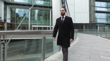 Savunma Bölgesi'nde kendine güvenen genç işadamı portresi. Paris, Fransa. 