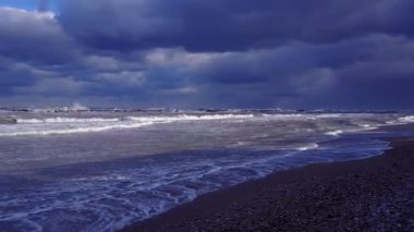 Mavi gökyüzü ile denizin sakin ve peacuful manzara, Pedaso, İtalya.