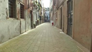 Tipik Venedik Sokağı, İtalya. 