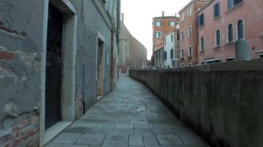 Tipik Venedik Sokağı, İtalya. 