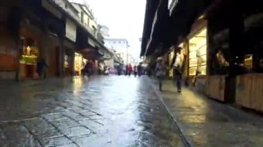 FLORENCE, ITALY - CIRCA JANUARY, 2017: Ponte Vecchio (Eski Köprü) üzerinde yürüyen POV Hyper lapse. Ponte Vecchio, Floransa 'nın en ünlü turistik yerlerinden biri olan ortaçağ köprüsü..