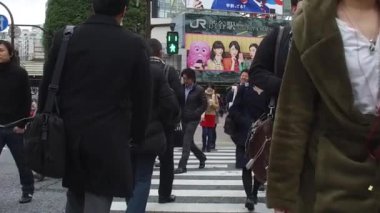 TOKYO, JAPONYAN - CIRCA MARCH, 2017: Shibuya bölgesinde POV yürüyüşü. Shibuya, özellikle gençler için Japonya 'nın moda merkezlerinden biri ve büyük bir gece hayatı alanı olarak bilinir. Yavaş çekim.
