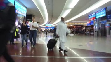 DUBAI, BAE - CIRCA MARCH, 2017: POV Dubai Uluslararası Havalimanı içinde yürüyor, Orta Doğu 'nun büyük bir havayolu merkezi..