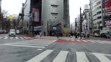 TOKYO, JAPONYAN - CIRCA MARCH, 2017: POV Shibuya 'daki 109 mağazaya giriyor. Shibuya Japonya 'nın moda merkezlerinden biri olarak bilinir, özellikle gençler için, ve büyük bir gece hayatı alanı olarak..