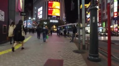 Tokyo, Japonya - Mart, 2017 yaklaşık: Shibuya geçerken geceleri. Shibuya özellikle genç insanlar için Japonya, moda merkezlerinden biri olarak ve büyük gece hayatı bölgesi olarak bilinen.