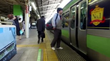 TOKYO, JAPONYAN - CIRCA MARCH, 2017: Metro istasyonunda yürüyen iş adamı. Tokyo metrosu Japonya 'nın daha büyük Tokyo bölgesinde geniş bir hızlı ulaşım sisteminin bir parçasıdır..