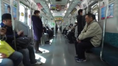 TOKYO, JAPONYAN - CIRCA MARCH, 2017: POV metro vagonları içinde yürüyor. Tokyo metrosu Japonya 'nın daha büyük Tokyo bölgesinde geniş bir hızlı ulaşım sisteminin bir parçasıdır..