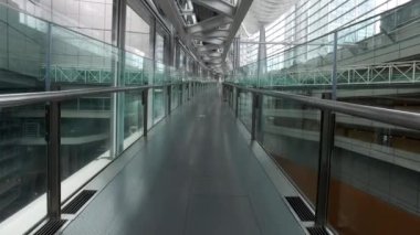 TOKYO, JAPONYA - CIRCA MARCH, 2017: POV Chiyoda 'daki Tokyo Uluslararası Forumu' nda yürüyor. 1996 'da tamamlandı, bu bina bir kongre merkezi..