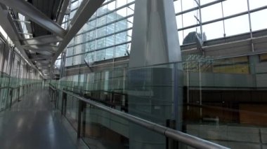 TOKYO, JAPONYAN - CIRCA MARCH, 2017: Tokyo Uluslararası Forum Mimari Panoramik Görünümü Chiyoda Ward 'da. 1996 'da tamamlandı, bu bina bir kongre merkezi..