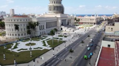 Havana, Küba merdivenli Capitolio bina cephesi.