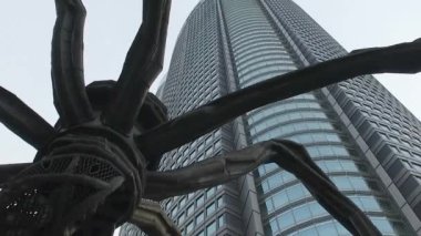 Tokyo, Japonya - Mart, 2017 yaklaşık: Louise Bourgeois örümcek heykel Roppongi içinde.