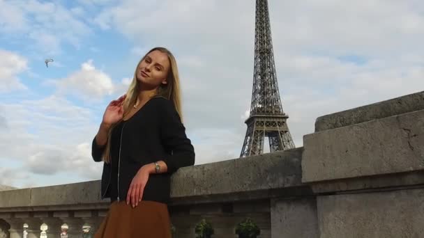 Młoda Piękna Kobieta Portret Wieżą Eiffla Tle Jesienią Paryż Francja — Wideo stockowe