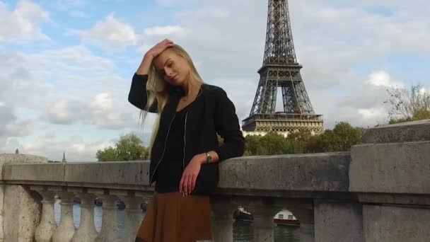 Ung Vacker Kvinna Porträtt Med Eiffeltornet Bakgrunden Höst Paris Frankrike — Stockvideo