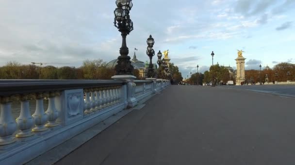 Pont Alexandre Iii Seine Nehrinin Üzerinde Yürüyorum Fransız Başkentinin Önemli — Stok video
