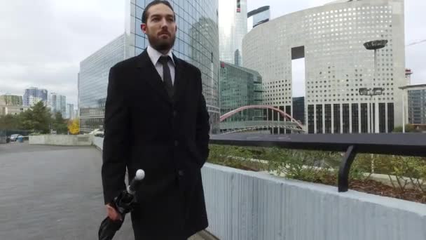 Retrato Confiado Joven Empresario Distrito Defensa París Francia — Vídeos de Stock