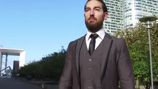 Retrato Confiado Joven Empresario Distrito Defensa París Francia — Vídeos de Stock