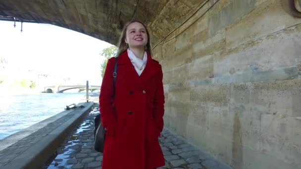 Junge blonde Frau mit rotem Mantel-Porträt geht durch die Straßen — Stockvideo