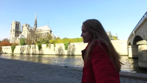 Jeune femme blonde avec manteau rouge portrait marchant dans les rues — Video
