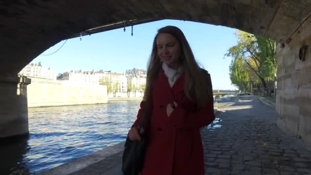 Giovane donna bionda con cappotto rosso ritratto camminare per le strade — Video Stock