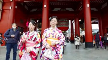 TOKYO, Japonya - CIRCA MARCH, 2017: Senso Ji Tapınağı 'nda geleneksel kimono giyen kadınlar. Senso-ji Tapınağı Asakusa 'nın sembolüdür ve Japonya' nın en ünlü tapınaklarından biridir..