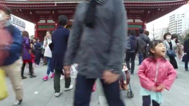 TOKYO, JAPONYAN - CRCA MARCH, 2017: Senso Ji Tapınağında POV Yürüyüşü. Senso-ji Tapınağı Asakusa 'nın sembolüdür ve Japonya' nın en ünlü tapınaklarından biridir..