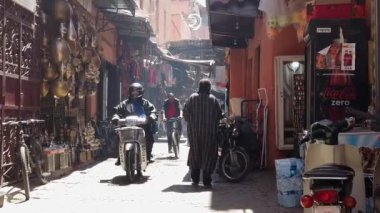 Pazar satıcıları ile Alley. Marakeş, Fas.