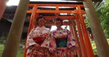 vermilion torii kapıları binlerce Japon ünlü Shinto tapınak Fushimi Inari Tapınağı yürüyüş geleneksel kostümleri asyalı kadınlar 