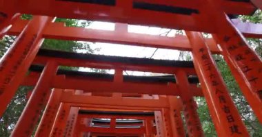 Vermilion torii kapıları binlerce Japon ünlü Shinto tapınak Fushimi Inari Tapınağı 